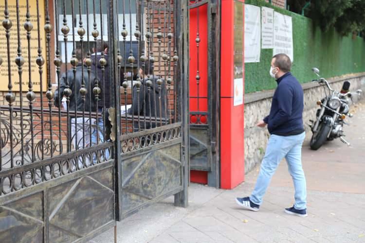 <p>&Ouml;ğrenciler daha sonra okullara alındı. Saat 10.00'u g&ouml;sterdiğinde ise okulların kapıları kapatıldı. Kocaeli&rsquo;nin İzmit il&ccedil;esinde bulunan İzmit Mesleki Teknik Anadolu Lisesi sınava ge&ccedil; kalan 2 aday i&ccedil;eri alınmadı. Kapıların kapatılmasından sonra okula gelen adaylara g&ouml;revliler kapıların kapandığını ve sınava giremeyeceklerini s&ouml;yledi.</p>
