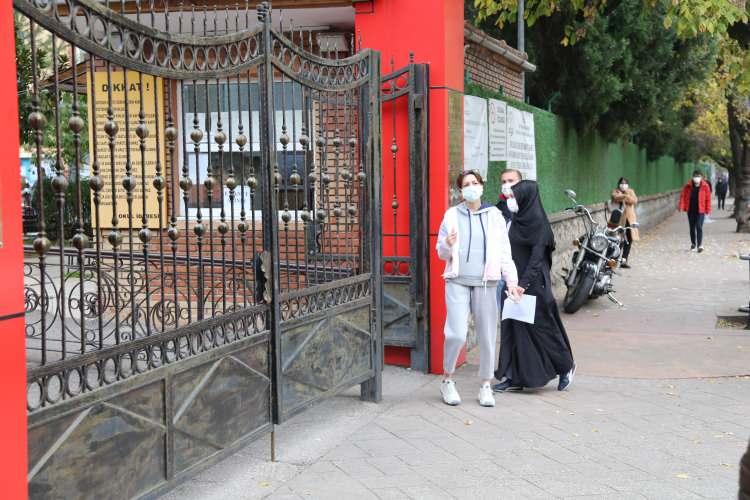 <p>G&ouml;revliler ise sınava ge&ccedil; kalan &ouml;ğrencilere sınavın son giriş saatinin 10.00 olduğunu ve sınava kendilerini alamayacaklarını s&ouml;yledi. Sınava giremeyeceklerini g&ouml;ren adaylar evlerine geri d&ouml;nmek zorunda kaldı. Adaylardan birisi sınava giremeyince, "Yandık" diyerek yaşadığı &uuml;z&uuml;nt&uuml;y&uuml; dile getirdi.</p>
