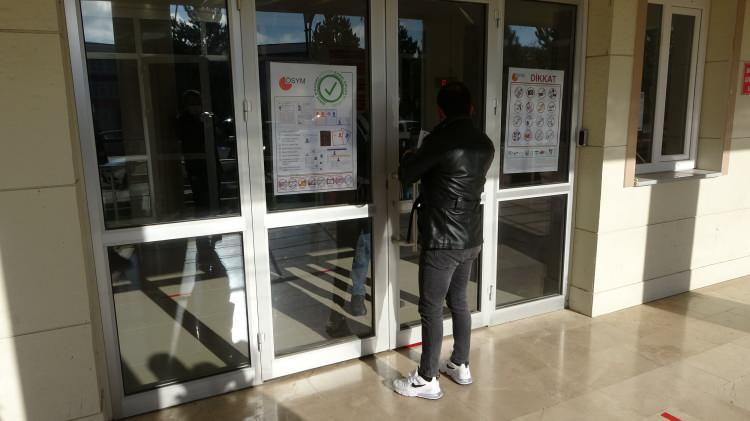 <p><strong>Sınav başlangı&ccedil; saatini son giriş saati anladı, ge&ccedil; kalınca salona alınmadı</strong></p>

<p>Sivas&rsquo;ta KPSS Orta&ouml;ğretim sınavı başlangı&ccedil; saatini son giriş saatiyle karıştıran gen&ccedil; aday ge&ccedil; kalınca, g&ouml;revliler tarafından sınav salonuna alınmadı.</p>
