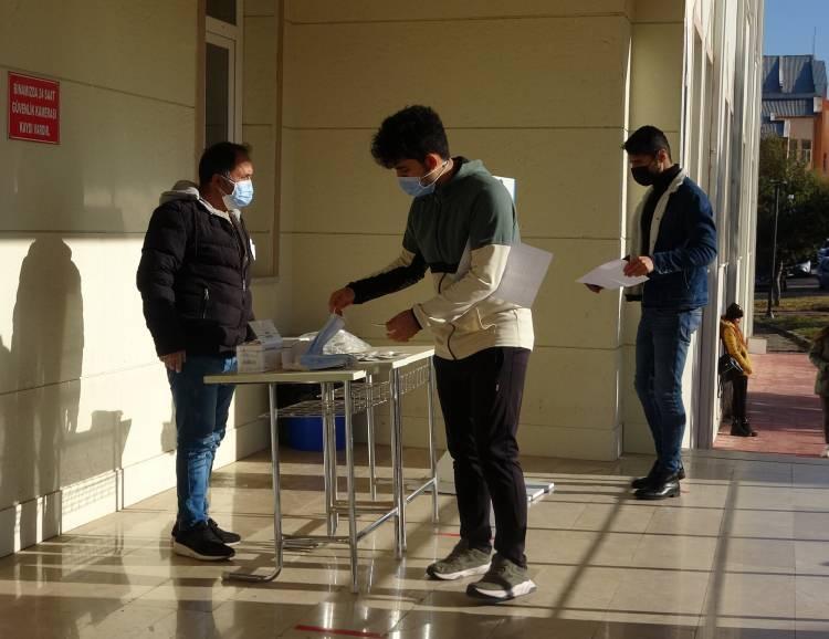 <p>Saat 10.15'te başlayan sınava saat 10.00'dan sonra gelen adayla ise salonlara alınmadı. Sivas Cumhuriyet &Uuml;niversitesi Edebiyat Fak&uuml;ltesi B binasında gireceği sınavın başlangı&ccedil; saatini giriş saatiyle karıştıran bir aday, sınava gireceği binanın &ouml;n&uuml;ne saat 10.00'dan sonra geldi. Gen&ccedil; aday yaklaşık 2 dakika ge&ccedil; kalınca g&ouml;revliler tarafından sınav salonuna alınmadı. Gen&ccedil; aday, bir s&uuml;re kapının &ouml;n&uuml;nde bekledikten sonra arkasına bile bakmadan oradan ayrıldı.&nbsp;</p>
