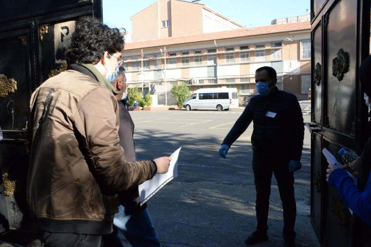 <p>Kapı a&ccedil;ılmayınca sınavdaki yakınlarını dışarıda bekleyen bazı vatandaşlar da kapıyı yumruklamaya başladı. Bir dakika ile ge&ccedil; kaldığını s&ouml;yleyen gen&ccedil; aday, buna rağmen kapı a&ccedil;ılmayınca &ccedil;aresiz bir şekilde okuldan ayrıldı.</p>
