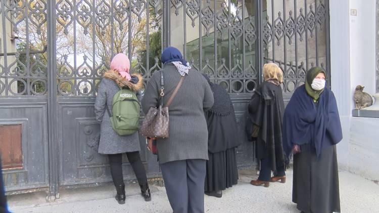 <p>İstanbul &Uuml;niversitesi Beyazıt kamp&uuml;s&uuml; ile Avcılar'da sınava girecek bazı adaylar saat 10.00&rsquo;dan &ouml;nce gelmedikleri,bazıları da yenilenen istenen kimlik belgelerini getirmedikleri i&ccedil;in sınav binalarına alınmadı.</p>

<p>&nbsp;</p>
