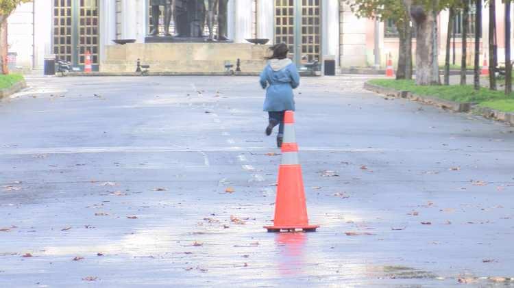 <p><strong>EHLİYETLE SINAVA GELDİĞİ İ&Ccedil;İN BİNAYA ALINMADI</strong></p>

<p>Kızını sınava getiren &Ouml;zlem Akbaş, &ldquo;Yakın yerde oturuyoruz. Otob&uuml;sle rahatlıkla geldik. Kızım biraz tezcanlı &lsquo;Anne ge&ccedil; kaldık&rsquo; diye. Allah&rsquo;a ş&uuml;k&uuml;r ge&ccedil; kalmadık.&rdquo; İfadelerini kullandı.</p>
