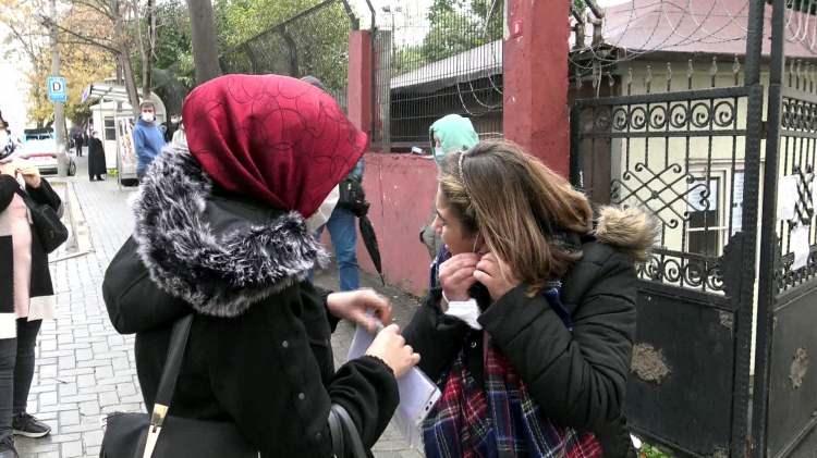 <p>Gen&ccedil; bir aday uyarıya rağmen binaya &uuml;zerinde takı ve saati ile girerken g&ouml;revlilerin uyarısı &uuml;zerine binadan &ccedil;ıkarıldı. Aday, kapının &ouml;n&uuml;nde bekleyen annesine takılarını verdi.</p>
