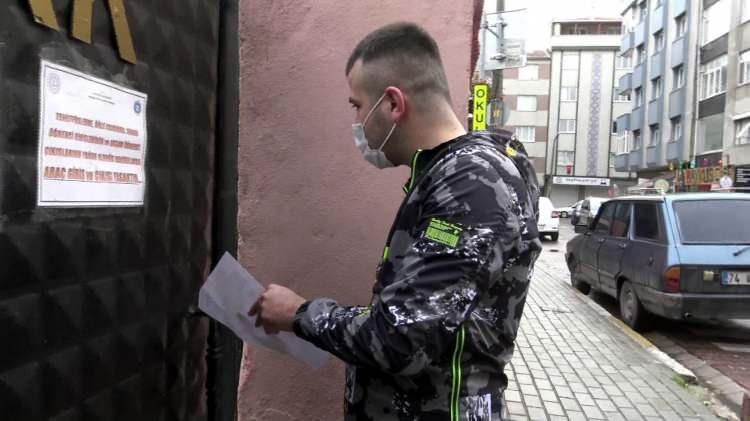 <p>&nbsp;G&ouml;revlilere sınava giriş kağıdında sınavın başlangı&ccedil; saatinin 10.15 olduğunu, bu saatten &ouml;nce geldiklerini belirterek i&ccedil;eri alınmalarını s&ouml;yleyen adaylar binaya giriş saatinin &ccedil;ok k&uuml;&ccedil;&uuml;k yazıldığını bu nedenle g&ouml;zlerine &ccedil;arpmadığını savundu.&nbsp;</p>
