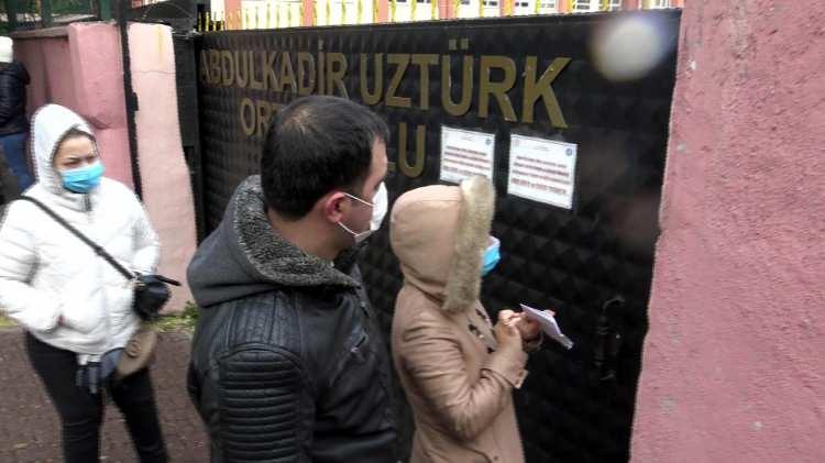 <p>Sınava alınmayan bir aday ise gece vardiyasından &ccedil;ıkıp geldiği i&ccedil;in saat 10.00&rsquo;dan &ouml;nce buraya ulaşamadığını s&ouml;yledi.</p>
