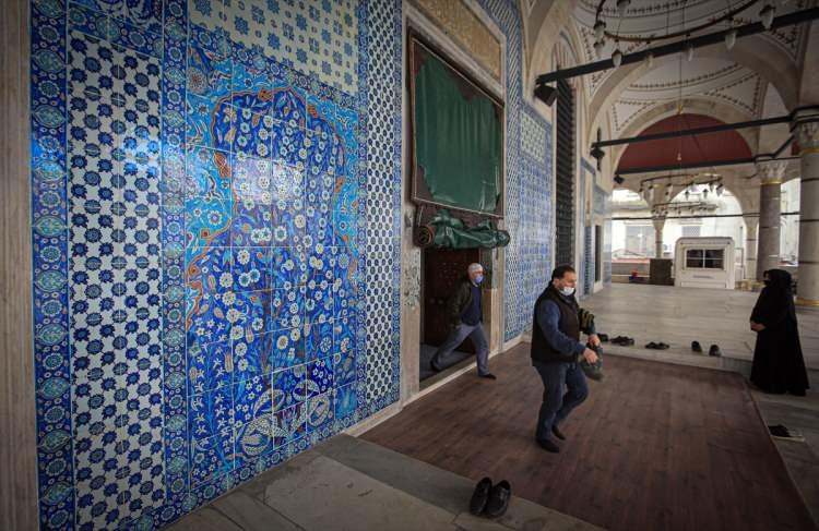 <p>Fatih’te yer alan ve 2016’da Vakıflar Genel Müdürlüğü'nce restorasyonu tamamlanan Rüstem Paşa Camisi, cuma namazıyla ibadete açıldı.</p>

<p> </p>
