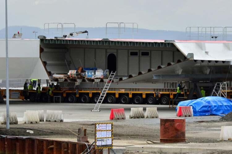 <p>Orta açıklığı 2023 metre, 770'er metre yan açıklıklar, 365 ve 680 metrelik yaklaşım viyadükleriyle Çanakkale Boğazı'nın ilk asma köprüsünün toplam uzunluğu 4 bin 608 metreyi bulacak.</p>

<p> </p>
