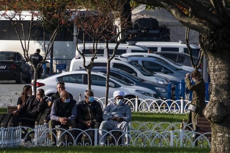 <p>İçişleri Bakanlığına ait "e-Başvuru" ve "Alo 199" sistemleri üzerinden ya da valilik/kaymakamlıklara doğrudan başvuru yoluyla Seyahat İzin Kurullarından izin alınarak özel araçla seyahat edilebilecek.</p>
<p> </p>