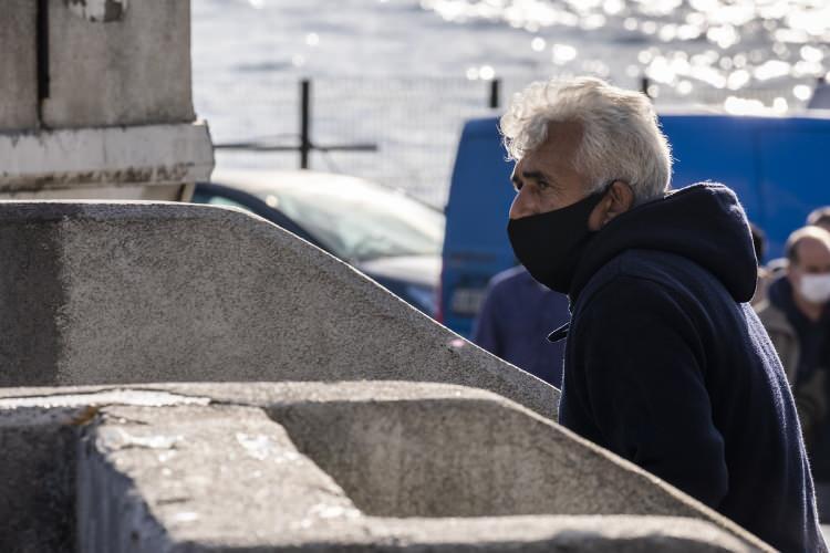 <p>Bu kapsamda, ilaç, tıbbi cihaz, maske, dezenfektan üretimi yapan yerler ile kamu ve özel sağlık kurumları, eczaneler, veteriner klinikleri, hayvan hastaneleri, zorunlu kamu hizmetlerinin sürdürülmesi için gerekli kamu kurum ve kuruluşları ve acil çağrı merkezlerinin de aralarında bulunduğu bazı yerler faaliyetlerini sürdürecek.</p>
<p> </p>