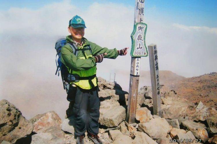 <p>Hepsi de son derece sağlıklı ve deneyimli dağcılar olan öğrenciler... Sibirya'nın keskin hava koşullarına dayanıklı giysi ve ekipmanın yanısıra, yanlarına fotoğraf makineleri ve günlüklerini alarak bu heyecanlı yolculuğa başladılar. Ancak tırmanıştan bir ay sonra yolculukları ölümle sonuçlandı. Üzerinden 54 yıl geçmesine rağmen gençlerin tırmanışının neden sonlandığını kimse bilimsel olarak yüzde yüz açıklayamıyor. </p>

<p> </p>
