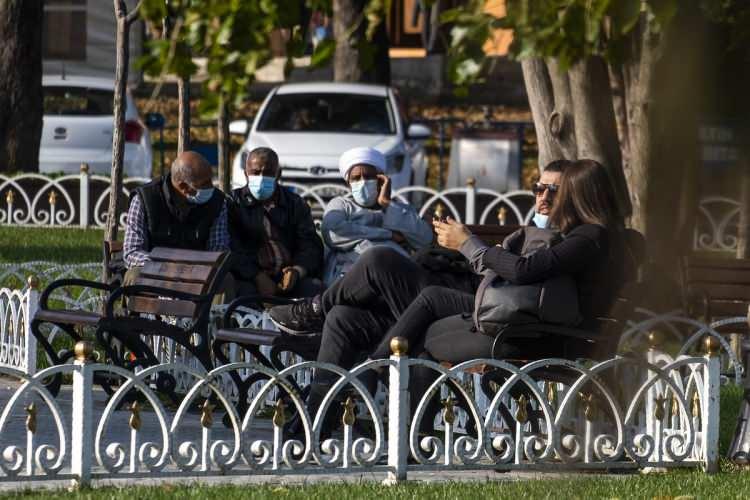 <p>Hafta sonları sokağa çıkma kısıtlamasının uygulandığı süreler içerisinde vatandaşların özel araçlarıyla şehir içi ya da şehirler arası seyahate çıkmamaları esas olacak.</p>
<p> </p>