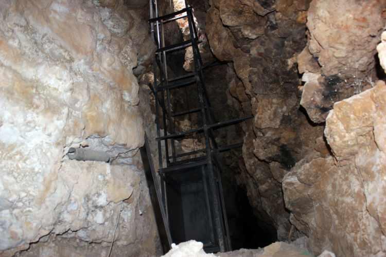 <p>Bizim Divle köyümüzde biri 40 ton kapasiteli, diğeri 15 ton kapasiteli 2 obruk mağaramız var. </p>
