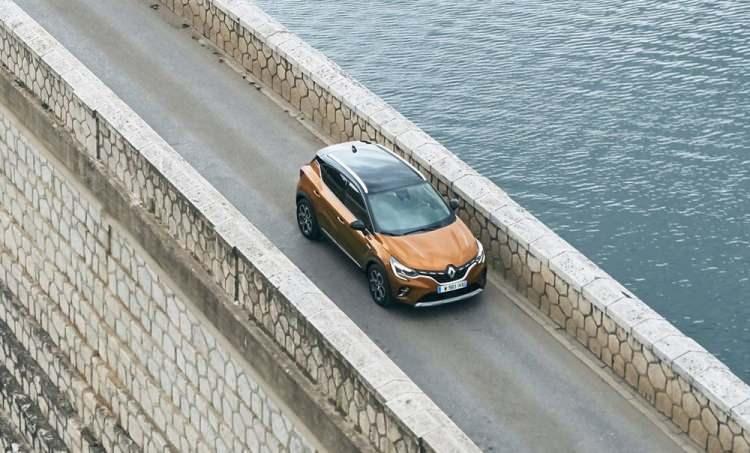 <p>4,23 metre uzunluğu ile önceki modele kıyasla 11 cm daha uzun olan Yeni Captur, opsiyonel olarak sunulan 18 inç jantları ve artırılan aks mesafesi ile öne çıkıyor.</p>