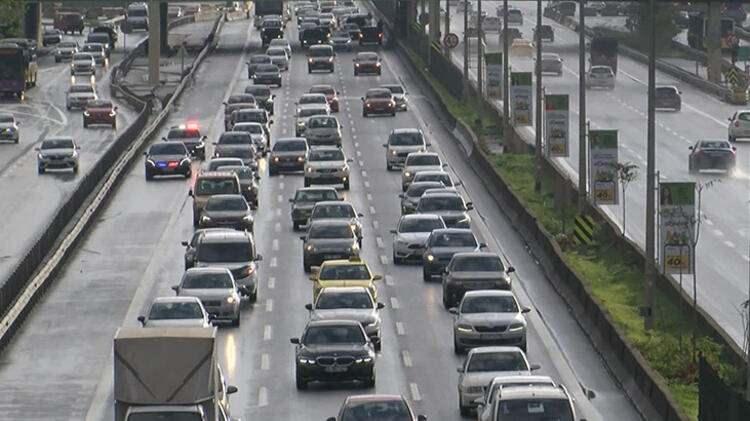 <p>Gelen son dakika haberine g&ouml;re;Kovid-19 ile m&uuml;cadele amacıyla valiliklere g&ouml;nderdiği genelge kapsamında hafta sonu uygulanmaya başlanan sokağa &ccedil;ıkma kısıtlaması 10.00'da sona erdi. Kısıtlamanın kalkmasıyla birlikte İstanbullular sokağa d&ouml;k&uuml;lmeye başladı. Ataşehir D-100 Karayolu G&ouml;ztepe Harem istikametinde trafik yoğunluğu oluştu.</p>

<ul>
</ul>
