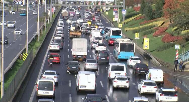 <p><strong>İSTANBUL'DA HAREKETLİLİK&nbsp;</strong></p>

<p>Koronavir&uuml;sle m&uuml;cadele tedbirleri kapsamında T&uuml;rkiye genelinde d&uuml;n saat 20.00'de başlayan sokağa &ccedil;ıkma kısıtlamasının sona ermesinin ardından İstanbul'da hareketlilik başladı.</p>
