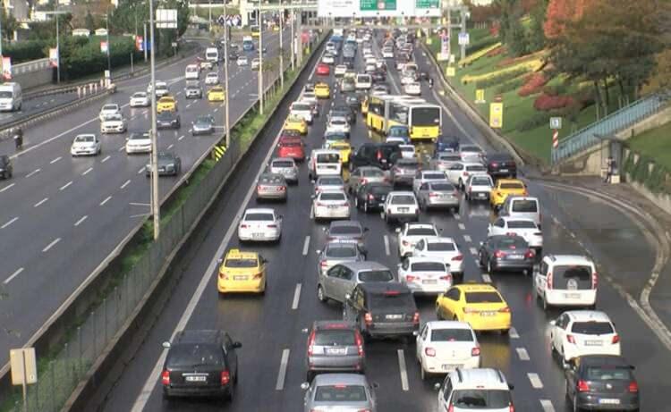 <p>Anadolu ve Avrupa yakalarında ana arterlerle meydan ve sokaklarda kısıtlamanın tamamlanmasıyla vatandaşlar tekrar dışarı &ccedil;ıktı.</p>

<p>&nbsp;</p>

<ul>
</ul>
