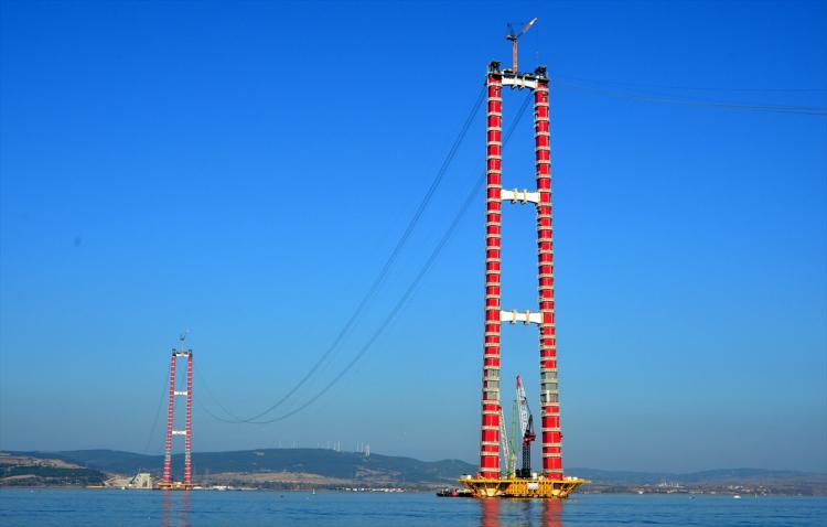 <p>Çanakkale Boğazı'nın Avrupa ve Asya yakalarını birleştirecek "1915 Çanakkale Köprüsü"nde işçilerin üzerinde çalışacağı platform olan "kedi yolu" yapımına başlandı.</p>