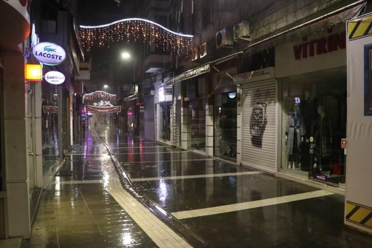 <p>Yeni tip koronavir&uuml;s (Kovid-19) ile m&uuml;cadele kapsamında, 81 ilde, yarın saat 05.00'te sona ermek &uuml;zere sokağa &ccedil;ıkma kısıtlaması başladı.</p>

<p>İ&ccedil;işleri Bakanlığının genelgesiyle, yeni bir karar alınıncaya kadar, hafta sonları 10.00-&shy;20.00 saatleri dışında sokağa &ccedil;ıkma kısıtlaması uygulanacak. &Uuml;retim, imalat ve tedarik zincirleri bu kısıtlamadan muaf tutulacak.</p>

<p>Bu doğrultuda ilk uygulama d&uuml;n saat 20.00'de başladı ve bug&uuml;n 10.00'da sona erdi. Bug&uuml;n ise saat 20.00'de başlayan sokağa &ccedil;ıkma kısıtlaması 23 Kasım Pazartesi g&uuml;n&uuml; saat 05.00'te sona erecek.&nbsp;</p>

<p><strong>İŞTE T&Uuml;RKİYE GENELİ SOKAĞA &Ccedil;IKMA KISITLAMASINDAN KARELER..</strong></p>
