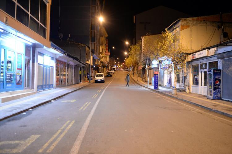 <p><strong>ARDAHAN</strong></p>

<p>Yeni tip koronavir&uuml;s (Kovid-19) ile m&uuml;cadele kapsamında, 81 ilde, yarın saat 05.00'te sona ermek &uuml;zere sokağa &ccedil;ıkma kısıtlaması başladı. Ardahan'da da alınan yeni tedbirler kapsamında cadde ve sokaklarda sessizlik hakim oldu.</p>

<p>&nbsp;</p>
