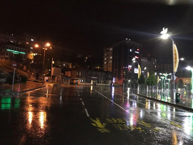 <p><strong>RİZE</strong></p>

<p>Rize'de Kovid-19 ile m&uuml;cadele kapsamında getirilen kısıtlamaların uygulanmasına devam edildi. Kentte kısıtlamalar ve yağmurun etkisi ile sokakların boş kaldığı g&ouml;zlendi.</p>

<p>&nbsp;</p>
