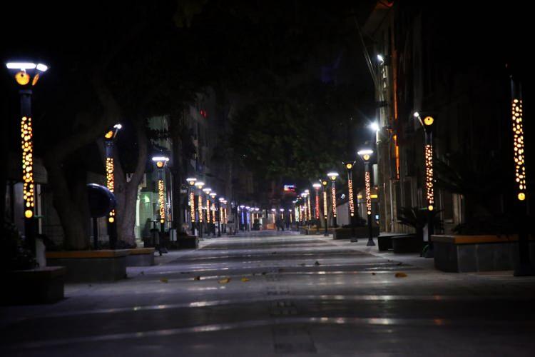 <p><strong>MERSİN</strong></p>

<p>Yeni tip koronavir&uuml;s (Kovid-19) ile m&uuml;cadele kapsamında yarın saat 05.00'te sona erecek sokağa &ccedil;ıkma kısıtlaması başladı. Mersin'de sahil şeridindeki Adnan Menderes Bulvarı'nda sessizlik hakim oldu. Vatandaşların yoğun olarak bulunduğu kıyı bandındaki &Ouml;zgecan Aslan Barış Meydanı ve Akdeniz il&ccedil;esindeki Cumhuriyet Meydanı ve Atat&uuml;rk Caddesi'nde sakinlik yaşandı.</p>

<p>&nbsp;</p>
