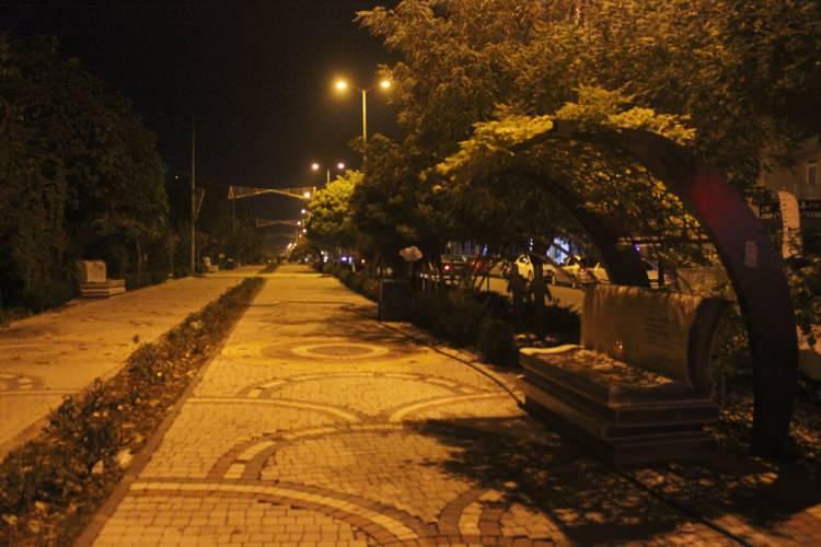 <p><strong>KİLİS</strong></p>

<p>Yeni tip koronavir&uuml;s (Kovid-19) ile m&uuml;cadele kapsamında, 81 ilde, yarın saat 05.00'te sona ermek &uuml;zere sokağa &ccedil;ıkma kısıtlaması başladı. Kilis'te de alınan yeni tedbirler kapsamında sessizlik hakim oldu.</p>

<p>&nbsp;</p>
