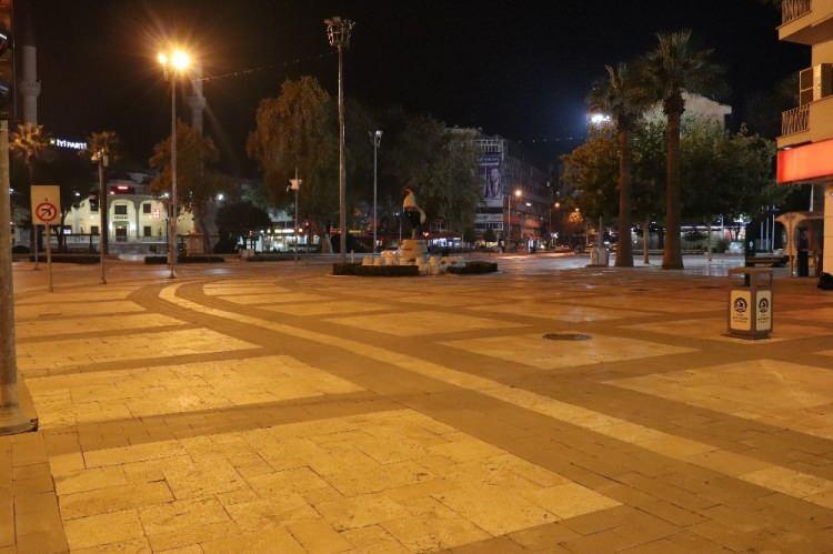 <p><strong>DENİZLİ</strong></p>

<p>Denizli&rsquo;de koronavir&uuml;s tedbirleri kapsamında sokağa &ccedil;ıkma kısıtlamasının ikinci g&uuml;n&uuml;nde sokaklar yine boş kaldı. Korona vir&uuml;s tedbirleriyle birlikte saat 20.00 itibariyle başlayan sokağa &ccedil;ıkma kısıtlaması 23 Kasım 2020 Pazartesi g&uuml;n&uuml; 05.00&rsquo;de sona erecek.</p>
