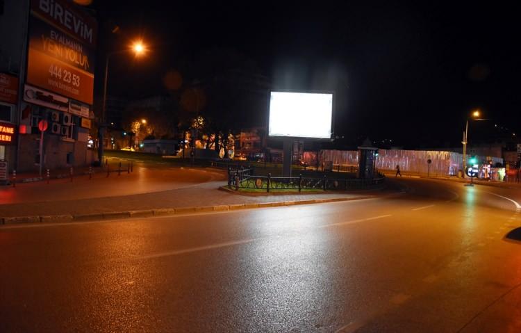 <p><strong>BURSA</strong></p>

<p>Bursa'da, yeni tip koronavir&uuml;s (Kovid-19) tedbirleri kapsamında uygulanan sokağa &ccedil;ıkma kısıtlamasına vatandaşların uyduğu g&ouml;r&uuml;ld&uuml;. Bursa'da işlek cadde ve meydanlar, şehirlerarası otob&uuml;s terminali ve tarihi mekanlar kısıtlamanın başlamasıyla sessizliğe b&uuml;r&uuml;nd&uuml;. Kent genelinde &ouml;nlem alan polis ekipleri, kapatılması gereken iş yerlerinde, sokak ve caddelerde denetim yaptı. Vatandaşların sokağa &ccedil;ıkma kısıtlamasına uyduğu g&ouml;zlemlendi.</p>
