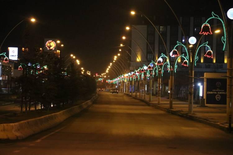 <p><strong>AĞRI</strong></p>

<p>Erzurum, Kars, Iğdır, Ardahan, Tunceli, Erzincan'da yeni tip koronavir&uuml;sle (Kovid-19) m&uuml;cadele kapsamında sokağa &ccedil;ıkma kısıtlaması başlamasının ardından cadde ve sokaklarda sessizlik hakim oldu Ağrı'da Kağızman, Erzurum, Cumhuriyet ve Eski Van caddeleri boş kaldı.</p>

<p>&nbsp;</p>
