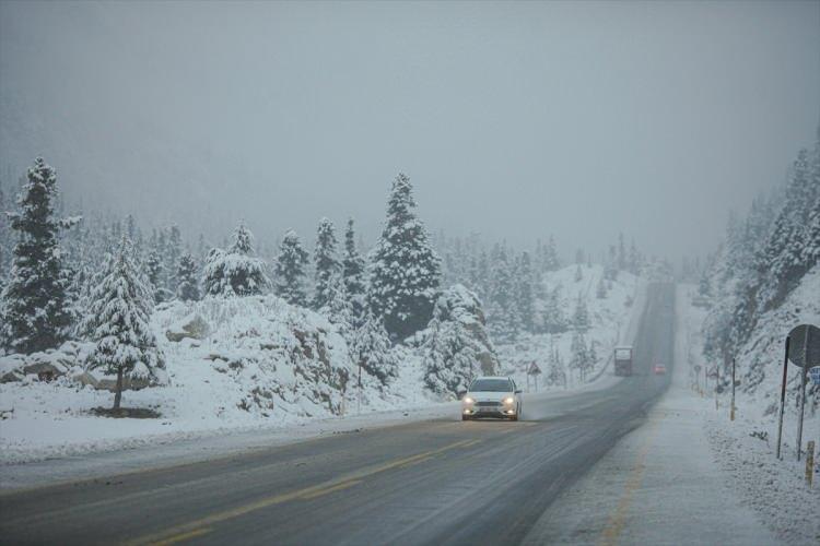 <p>Kar nedeniyle y&uuml;ksek kesimler başta olmak &uuml;zere kara yolu ve &ccedil;evresi beyaza b&uuml;r&uuml;nd&uuml;.</p>
