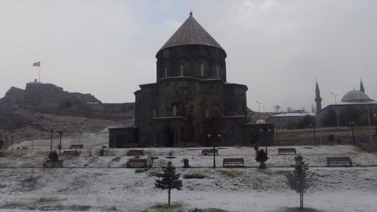 <p>Kars'ta il merkezine mevsimin ilk karı d&uuml;şt&uuml;. Sarıkamış il&ccedil;esinde etkili olan kar yağışı etrafı beyaza b&uuml;r&uuml;d&uuml;.</p>

<p>&nbsp;</p>
