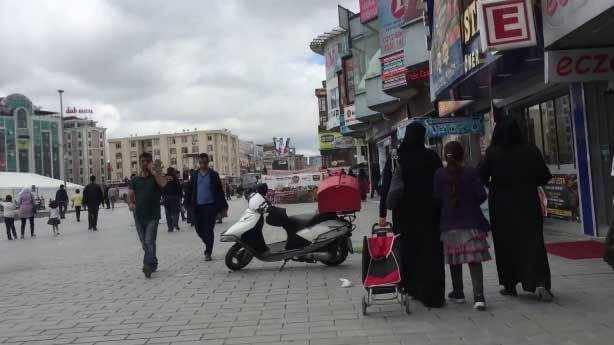 <p>1- Esenyurt</p>
<p>Türkiye’nin en kalabalık nüfusu İstanbul’un Esenyurt ilçesinde bulunmaktadır. Şehir dışı göçün merkezi durumunda olan Esenyurt ayrıca mültecileri de ağırlıyor. 2020’de Esenyurt nüfusu 954.579 kişidir.</p>
