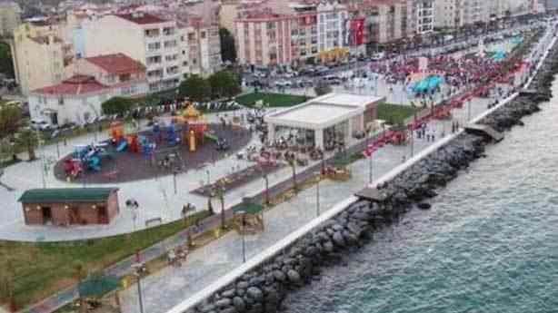 <p>4- Şahinbey</p>

<p>Gaziantep’in <strong>Şahinbey </strong>ilçesi kalabalık nüfusuyla dikkat çeken bölgelerden. Özellikle mültecilerin çok yoğun olduğu Gaziantep’in sanayi şehri olması da bu kalabalık nüfusta etkili. <strong>926.544</strong> kişi bulunuyor.</p>
