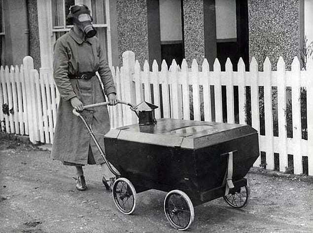 <p>1938, İkinci Dünya Savaşı döneminde kullanılan gaz geçirmez bir bebek arabası.</p>