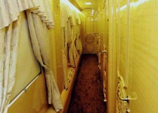 <p>Altın yaldızlı eşyalardan oluşan vagonlarda banyo, mutfak, çift kişilik yatak ile bilgisayar ve televizyonlu dinlenme salonu bulunuyor.<br />
 </p>
