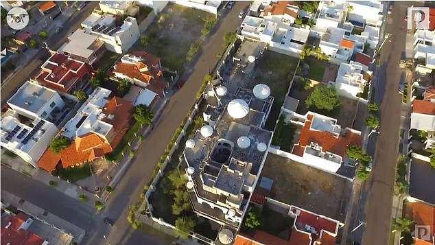 <p>Meksikalı uyuşturucu baronu Amado Carillo Fuentes'in 2 milyon dolara satılan villada enkaz yığınlarını toplayan işçiler, gizli tünel keşfetti</p>
