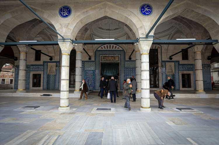 <p>Vakıflar Genel Müdürlüğü tarafından 2016’dan beri restorasyon nedeniyle kapalı olan Rüstem Paşa Camisi bugün ibadete açıldı. </p>

<p> </p>
