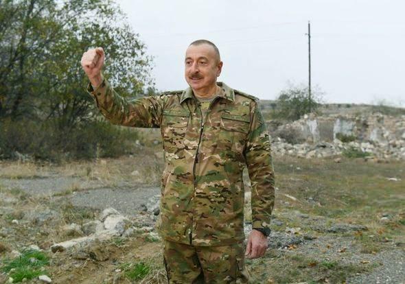 <p>Savaştan sonra ilk defa cephe hattına giden Aliyev’in bölgede coşkuyla karşılandı. </p>
