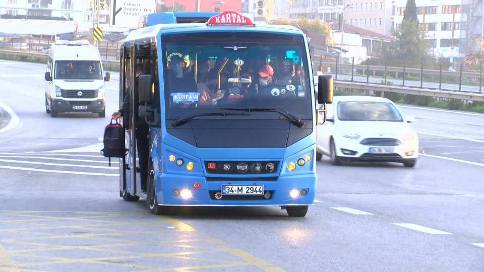 <p>Minibüslerin tüm uyarılara rağmen kendilerine verilen kapasitenin üzerinde fazla yolcu aldığı görüntülere yansıdı. Ekiplerin toplu taşıma araçlarında denetimleri devam ediyor.</p>
