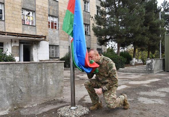 <p><strong>AZERBAYCAN BAYRAĞINI GÖNDERE ÇEKTİ</strong></p>

<p>Öte yandan, sosyal medya medyada beğeniyle paylaşılan bir diğer görüntüde de, Azerbaycan Cumhurbaşkanı İlham Aliyev, işgalden kurtarılan şehirlerden birinde Azerbaycan bayrağını öperek, bayrağı göndere çekti.</p>

<p> </p>
