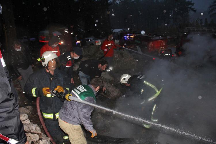 <p>Son zamanlarda durumu kötüleşen Mehmet Duyan, yataktan kalkmakta zorlanırken, kendisi de çok yaşlı olan eşi Ümmü Gülsüm Duyan ev işlerini yapmaya çalıştığı bildirildi.<br />
Olayla ilgili soruşturma başlatıldı.</p>
