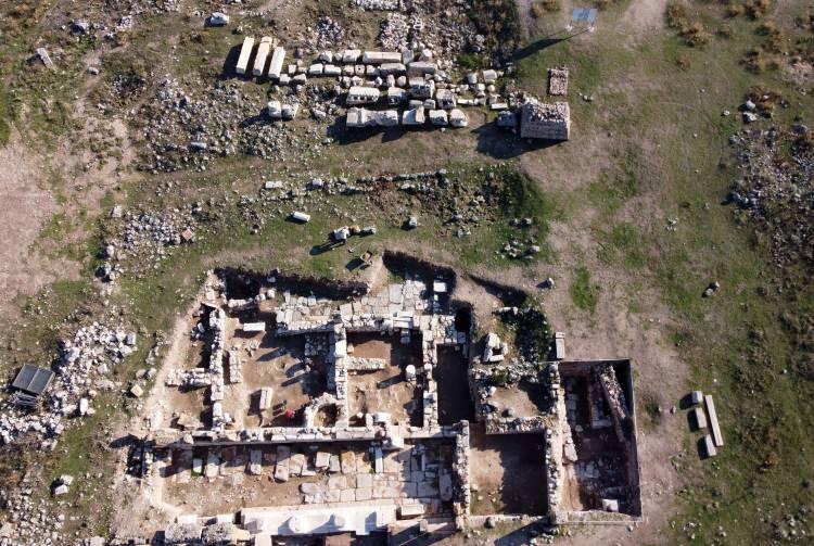 <p>B&uuml;y&uuml;k İskender'in Anadolu seferiyle Makedonya'dan gelenler tarafından kurulan, daha sonra Bergama Krallığı ve Roma İmparatorluğu'na bağlanan, derin vadilerle &ccedil;evrili bir yarımada &uuml;zerinde yer alan Blaundos Antik Kenti'nde 2016 yılında başlayan kazı &ccedil;alışmaları s&uuml;r&uuml;yor.&nbsp;</p>
