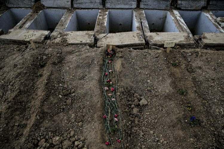 <p>Mezarlık içinde oluşturulan, sadece Kovid-19 nedeniyle hayatını kaybeden kişilerin bulunduğu bölümde, bir yandan vefat edenlerin mezar taşları hazırlanırken diğer yandan olası ölümler için yeni mezarlar açılıyor.</p>

<ul>
</ul>
