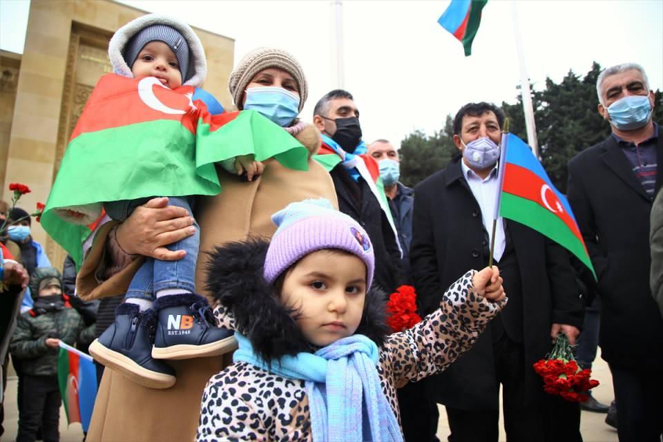 <p>Azerbaycan ordusunun, Kelbecer'e girmesinin ardından Azerbaycanlılar, ellerinde Türk ve ülke bayraklarıyla Şehitler Hıyabanı'na ziyarette bulundu.</p>
