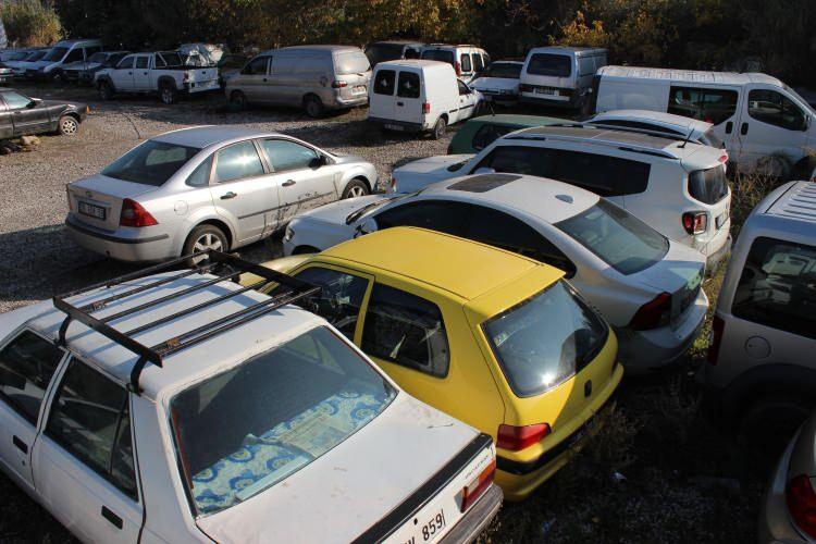 <p>Sürücülerden bazıları, eksiklerini giderdikleri araçlarını geri alırken, yüzlerce araç ise çürümeye terk ediliyor. </p>
