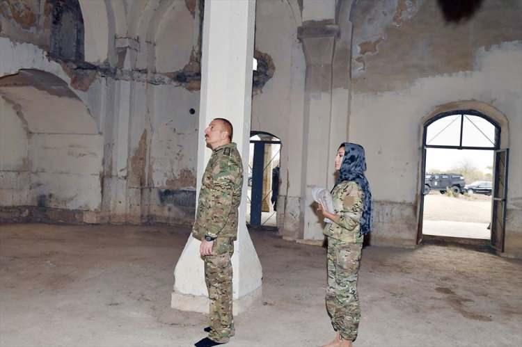 <p>Aliyev ve eşi Mihriban Aliyeva, Ermeniler tarafından harap edilen camiye Kur’an-ı Kerim bağışladı ve dua etti. Aliyev ve eşinin bu hassasiyeti halk tarafından da olumlu karşılanırken, ibadethaneleri harap eden Ermenistan’a adeta ders niteliğinde oldu.</p>
