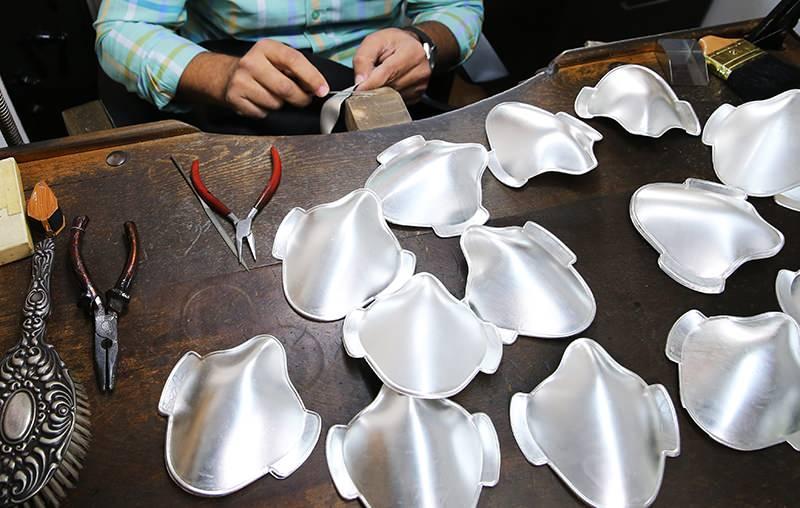 <p>Gümüş maske sayesinde mikroptan uzak kalınacağını dile getiren Demirci, şöyle devam etti:</p>
<p>"20 gram bir ağırlığı var maskenin. Bu da sizde negatif bir şekilde etki yapmıyor. Bunun içerisinde, alt ve üst taraflarında ipekten yapılmış sünger var. O süngerler yüzde konforu sağlıyor. Herhangi bir sıkıntı yaşanmaz. Nefes almakta bir sıkıntı yaşanmıyor. Gümüşün antibakteriyel olması sebebiyle bir mikrop en fazla 5 dakika yaşayabiliyor. Bunun daha önce araştırmaları bilim insanlarınca yapılmış. Gümüşün bu şekilde bir özelliği olduğu söyleniyor. Gümüş zaten sağlık sektöründe de çok kullanılan bir maddedir."</p>
