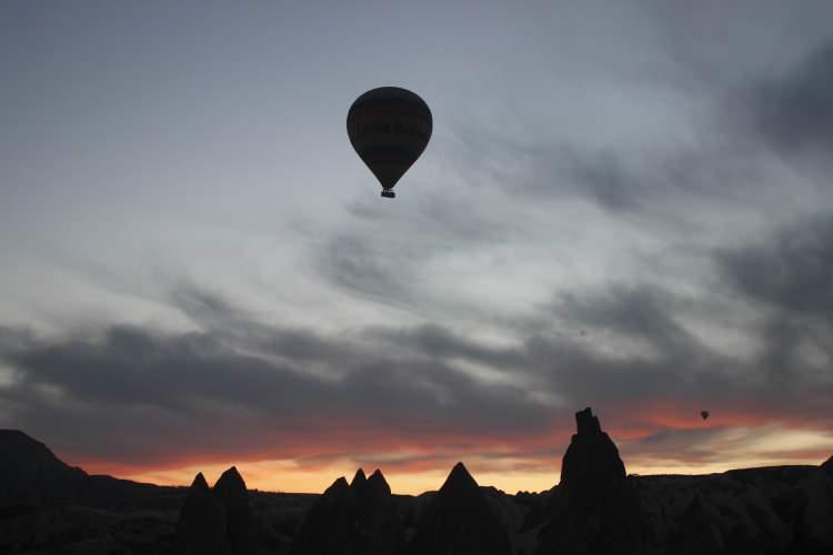 <p>Peri bacalarının arasından kalkarak güneşin doğuşuna şahitlik etmek isteyen turistler, ağır ağır gökyüzüne çıkan balonun içerisinde unutulmaz anlar yaşıyor. </p>
