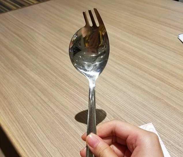 <p>Bir araya getirilmiş bir çatal-kaşık tasarımı.</p>